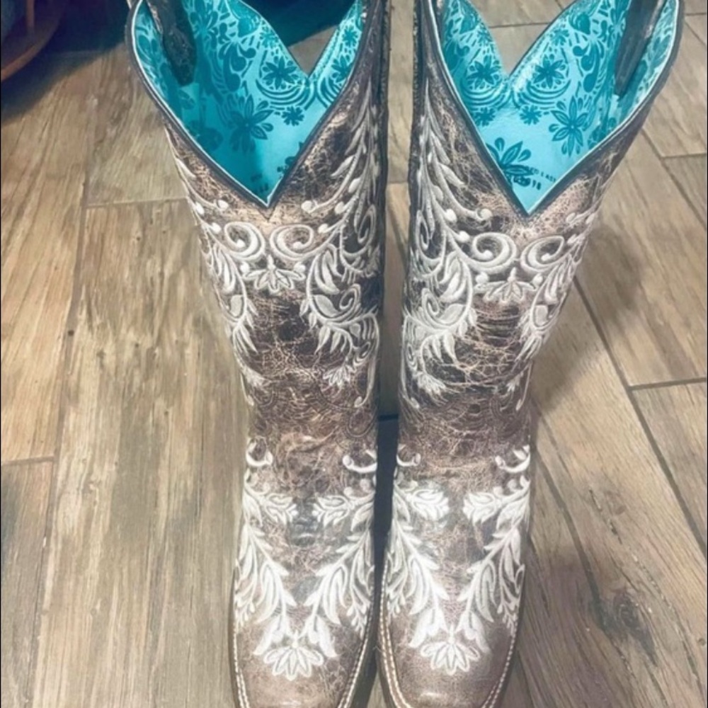 Size 9, Squared Toe Glow In The Dark White Feathered Floral Embroidery Brown.